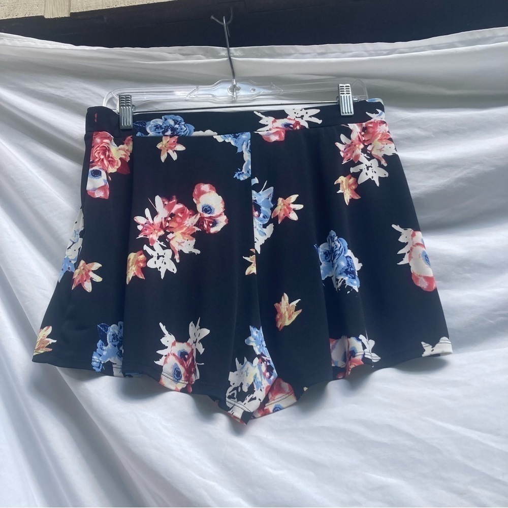 Express black floral lightweight shorts, size small petite - Picture 6 of 7